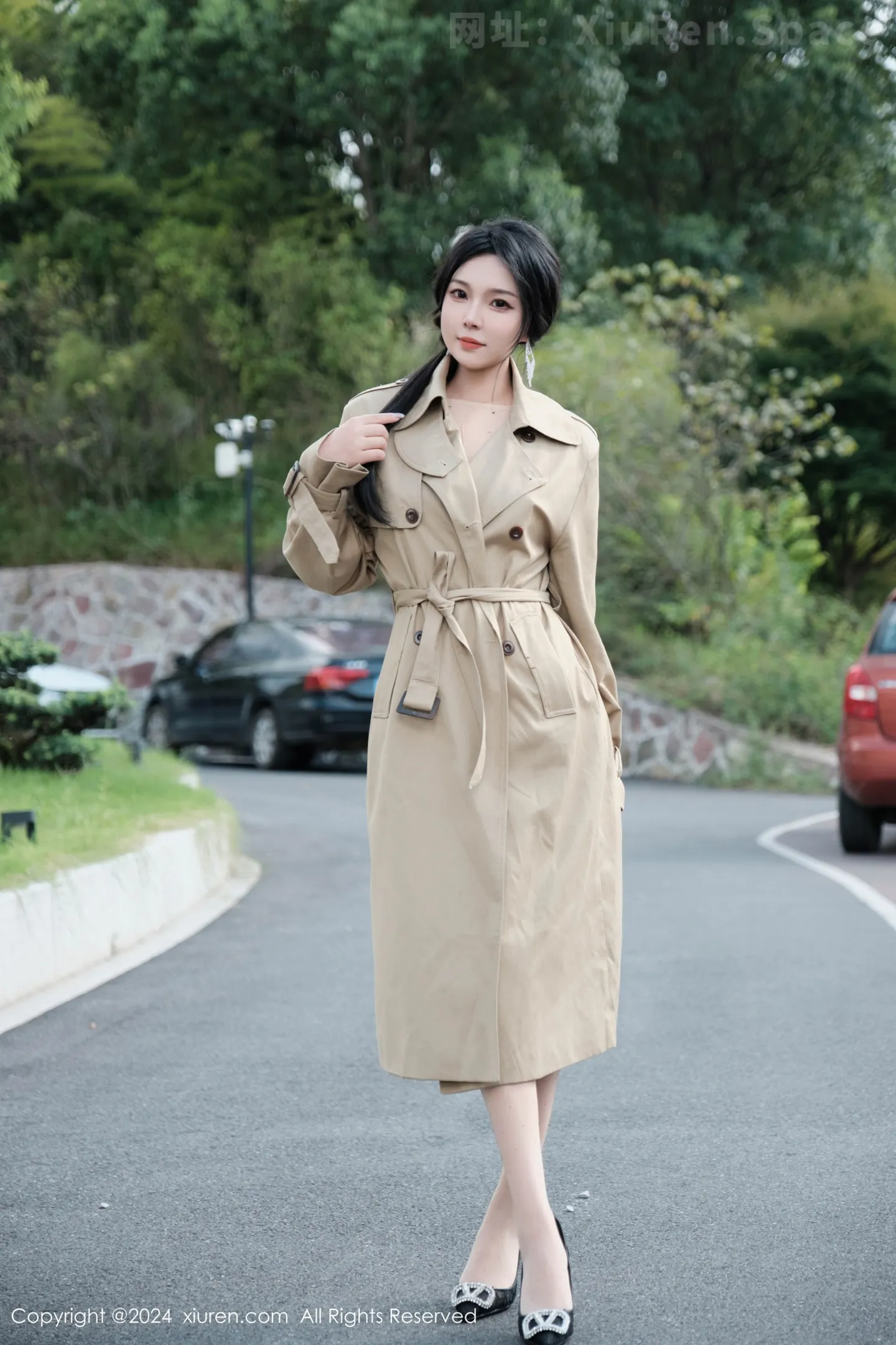 图片[4]-[XiuRen秀人网] VOL.9261 模特麦田性感浅色外套露开档连体肉丝秀曼妙身姿完美诱惑写真50P-秀人网官方网站